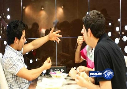 تناول الطعام في صحبة مع الأصدقاء يجعلك أكثر اجتماعية