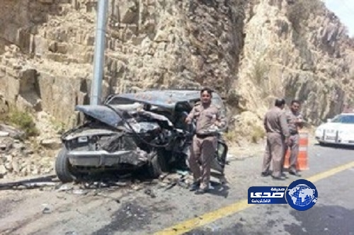 وفاة شخص وإصابة آخر في تصادم سيارتين بالمندق