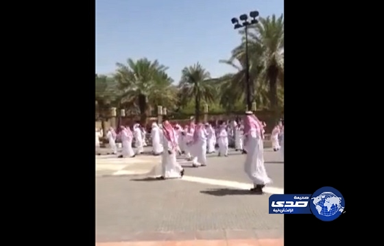 بالفيديو – مشاجرة بين أفراد قبيلتين أمام المحكمة العامة بالرياض