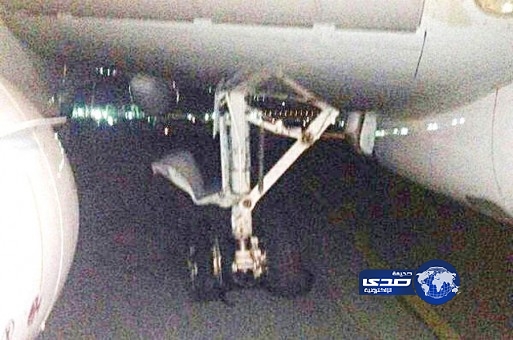 تحطم عجلات طائرة في مطار المدينة دون إصابات