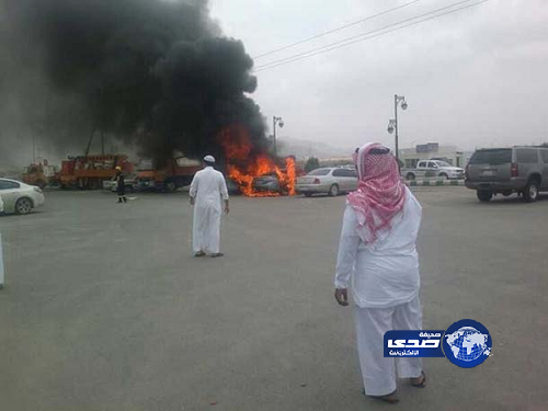 الألعاب النارية تحرق سيارتين بمحايل عسير