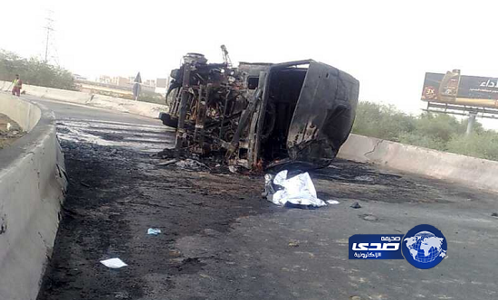 تفحم ناقلة وسائقها انقلبت على طريق المطار في الرياض