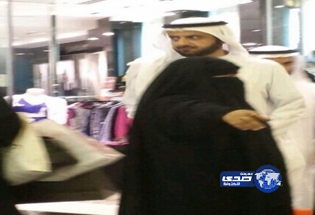 وزير التجارة توفيق الربيعة يشرف ميدانيا على نشاط أحد المحلات التجارية في الرياض