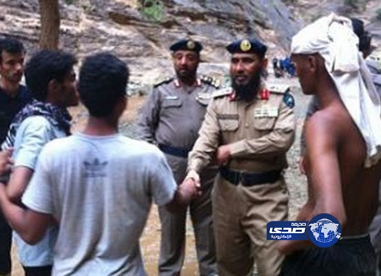 الدفاع المدني ينقذ 8 محتجزين بوادي لجب