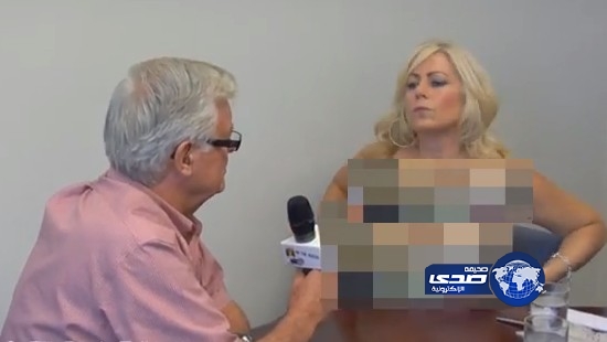 بالفيديو ..مذيعة تحرج رئيس بلدية وتعري صدرها على الهواء