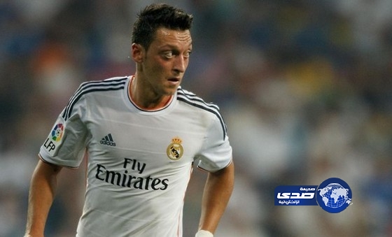 أوزيل ينفي الإشاعات:”أنا باق في الريال هذا الموسم”