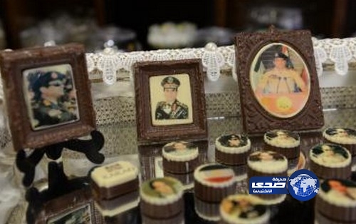 سيدة تطبع صور الفريق عبد الفتاح السيسي على قطع الشيكولاتة