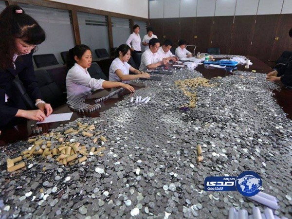 صيني يدفع ١٠ آلاف يوان بالعملة المعدنية إحتجاجاً على تغريمه بهذا المبلغ &#8211; صورة