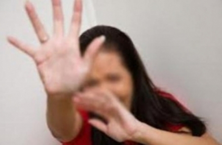 مدمن لـلرذيلة يتحرش بزوجته امام اولاده ويتعدى على خادمته!