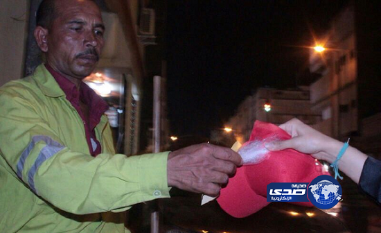 شبان وفتيات الطائف يوزعون هدايا العيد على عمّال النظافة