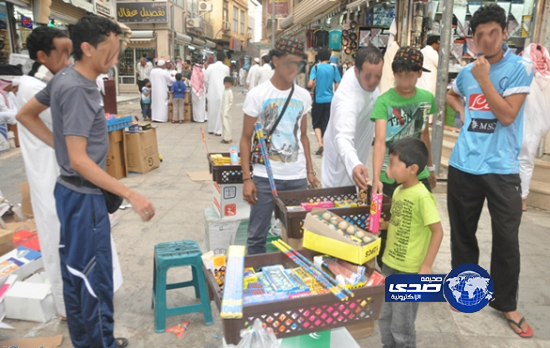 مراهقون يُطلقون المفرقعات على النساء بأسواق الطائف