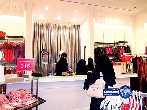 إغلاق 11 محلًا لم تلزم بتوظيف سعوديات في مكة