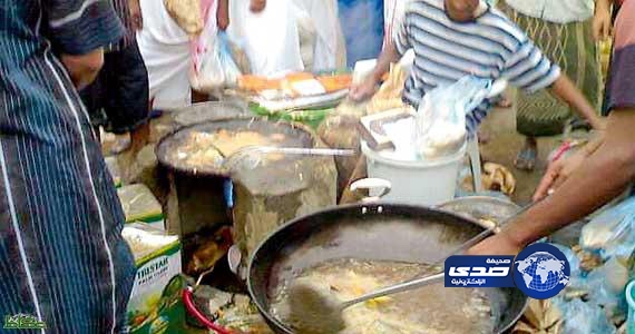 عمالة غير نظامية يعدون وجبات بمنزل شعبي بوادي جازان
