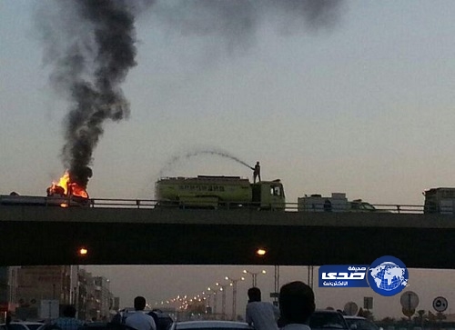 حريق يلتهم شاحنة ديزل فوق كبري الخليج في الرياض