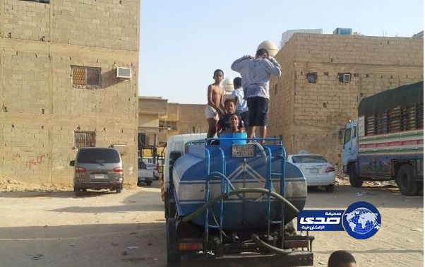 مواطن يرصد أطفال يمارسون رياضة السباحة داخل صهريج مياه الشرب