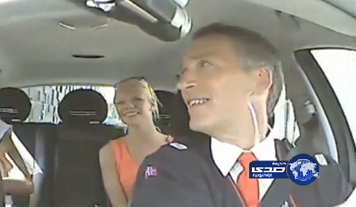 بالفيديو.. رئيس وزراء النرويج يعمل سائق سيارة أجرة