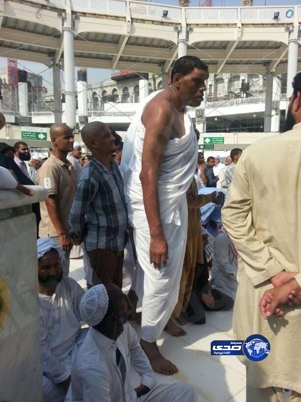 أطول رجل بالمسجد الحرام يلفت الأنظار – صورة