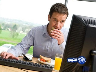 تناول وجبة الغداء على المكتب يزيد الإنتاجية