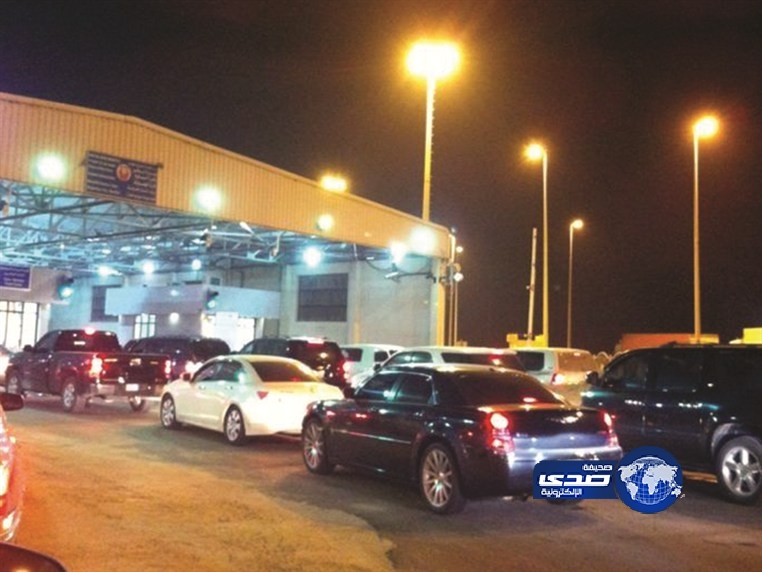 منفذ البطحاء يسهل إجراءات المسافرين بوضع ختم فقط دون إدخال تسجيل المعلومات