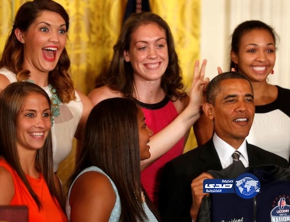 فتاتان تمازحان أوباما بطريقة غير اعتيادية .. وتثيران الجدل