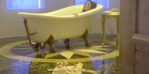 بانيو إليسا وهيفا وهبي يثير الانتقادات