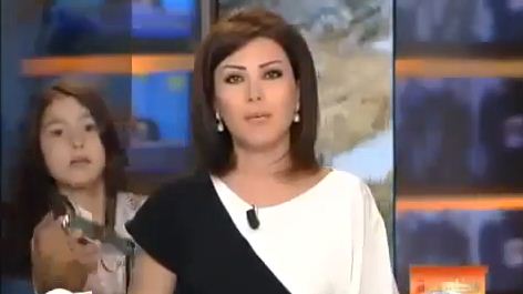 بالفيديو .. ابنة المذيعة لينا علوش تظهر على الهواء مباشرة لتناولها الجوال