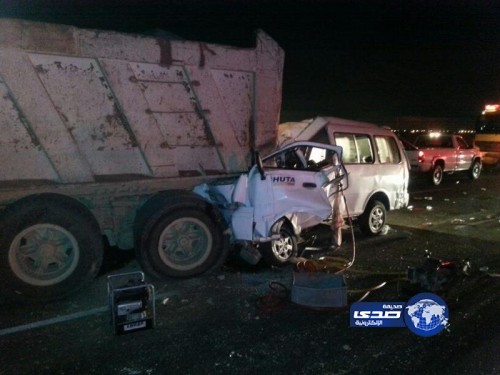 “بالصور” حادث مروع يفتك بـ 14 شخصاً ويصيب 3 آخرين