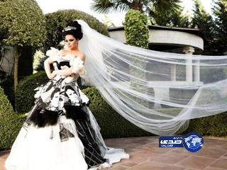 رجل أعمال يجثو على ركبتيه طالباً يد الفنانة “ديانا كرزون”