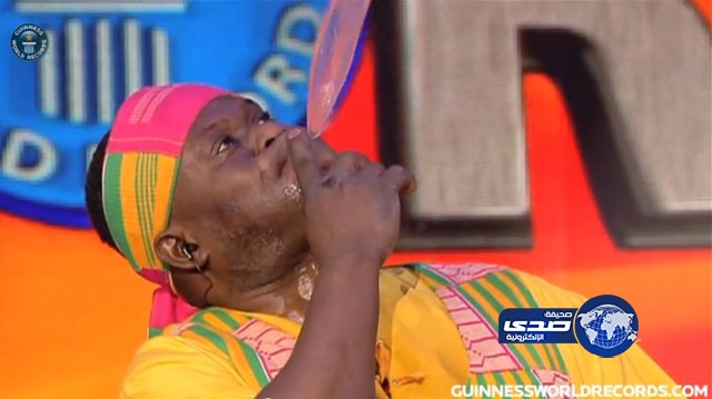 بالفيديو.. رجل يدخل موسوعة جينيس بتحوله إلى نافورة !