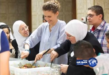 فيديو .. زوجة بشار الأسد تعد طعام إفطار صائم للأيتام