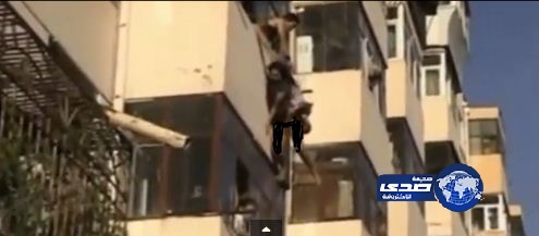 سقطت من الدور الخامس فأمسك بها ثم سقطا سوياً فأمسك بهما الجيران!