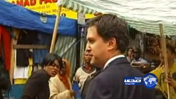 بالفيديو .. سياسي بريطاني يُرشق بالبيض .. بسبب نظرته إلى الفقراء