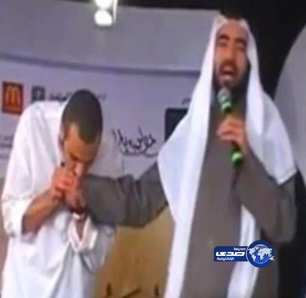 الشقيري يقبل يد السويدان .. و”الكلباني” ينتقدهم