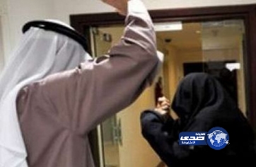 غاضب ينتقم من صديقته القديمة بالضرب والسب.. في مقهى !