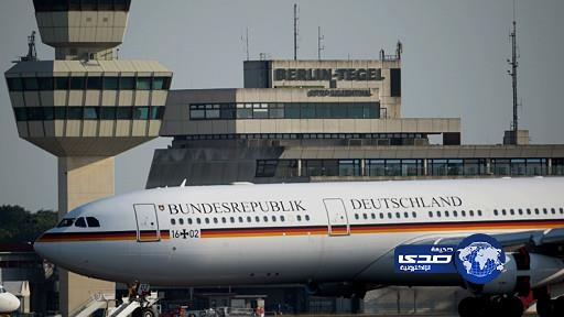 متسلل يرقص شبه عار على جناح طائرة المستشارة الألمانية انغيلا ميركل