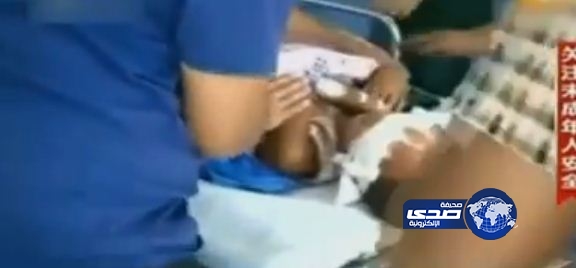 فيديو .. طفل صيني يعود إلى أبويه بدون عينيـٌه بعد إختطافه