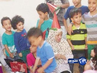 عائلة “سعودية” تودع خادمتها بالهدايا والورود