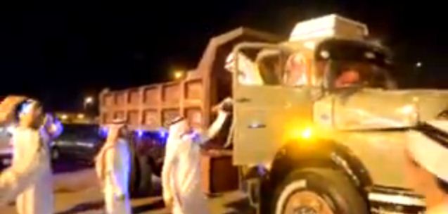 بالفيديو.. شاب يُزفّ بـ “قلاب” ليفوز بـ “رهان” الـ5 آلاف ريال