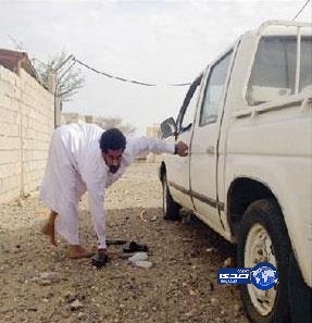 “معاق” يعول أسرة من 9 أفراد زحفاً على كفيه