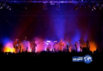 مغني جزائري يتعرى أمام الجمهور .. ويرفض رفع العلم المغربي