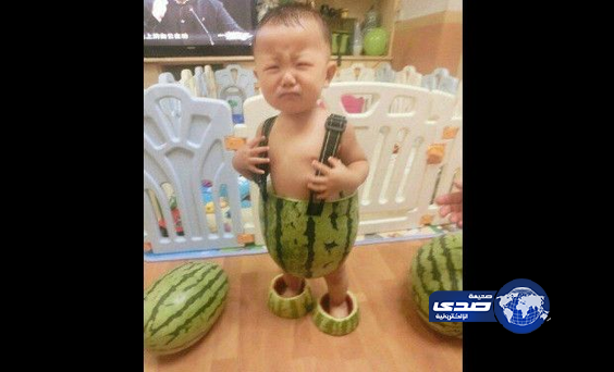 بالصور.. ملابس من قشر “البطيخ” لحماية الأطفال من الحر!