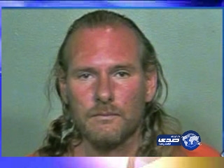 مهووس بفنانة يقتل أمه وأخته وولديها