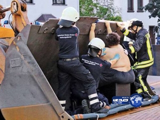 هدم جدار لنقل رجل بدين إلى سيارة إسعاف