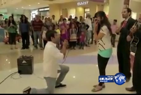 بالفيديو..هندي يتقدم للزواج من صديقته في مجمع دبي ..فتضربه وتوقعه أرضاً!