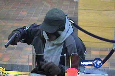 يسطو على بنك ويسرق “دولارا”..!