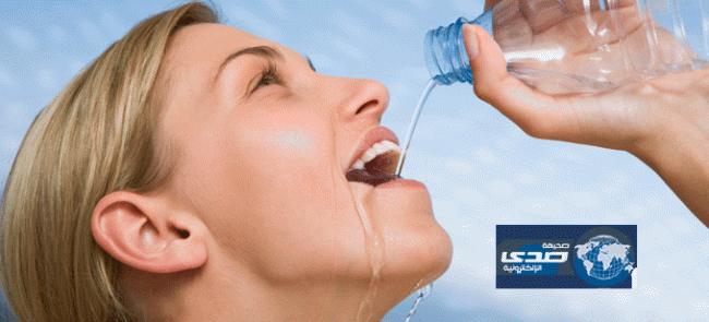 شرب المياه من الزجاجة يسبب ظهور التجاعيد