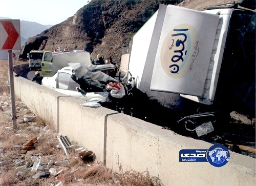 إصابة 3 أشخاص في تصادم مركبتين بعقبة ضلع