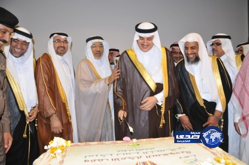 وكيل إمارة منطقة مكة يفتتح “ملتقى البناء الأسري” ويتسلم تبرّع الأحمدي