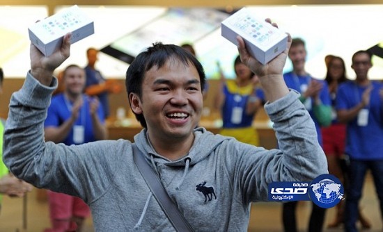 بالصور.. أول شخص يحصل على آيفون 5 اس الجديد