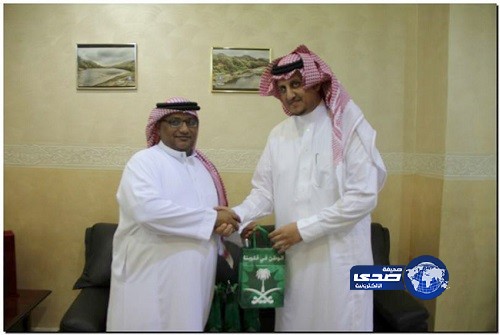 بلدية حلي تستقبل مراجعيها بورود وملصقات وصور وطنية